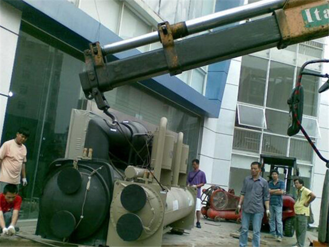 青山湖区随车吊和汽车吊的核心区别是什么？哪种更省钱？